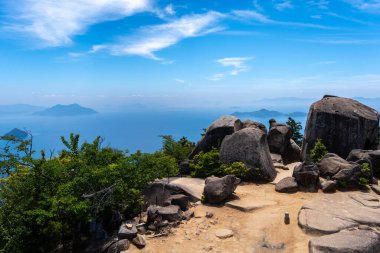Miyajima Adası 'ndaki Misen Dağı' nın tepesinden Seto İç Denizi ve Hiroşima Körfezi üzerinde nefes kesici bir manzara uzanır. Japonya