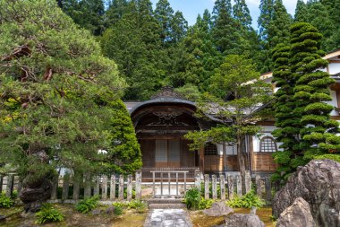 Geleneksel ahşap yapılar ve manikürlü bahçeler Japonya 'nın Takayama kentindeki huzurlu orman tepelerinde yer alan Soyuji Tapınağı' nın ana salonunu çevrelemektedir.