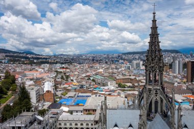Quito, Ekvador 'daki Ulusal Yeminin Bazilikası' ndan (Basilica del Voto Nacional) çarpıcı bir manzara gotik mimariyi ve aşağıdaki genişleyen şehri gözler önüne seriyor.