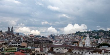 Quito, Ekvador 'daki San Francisco kilisesinin çatısından panoramik bir manzara şehrin çatılarını ve uzak dağlarını gösteriyor.