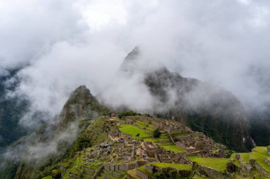 Peru 'daki ünlü İnka kalesi Machu Picchu, sis kaplı dağların arasında yer alıyor. Sitede İnka mühendisliği ve kültürünün sergilendiği teraslar, tapınaklar ve taş yapılar yer alıyor.