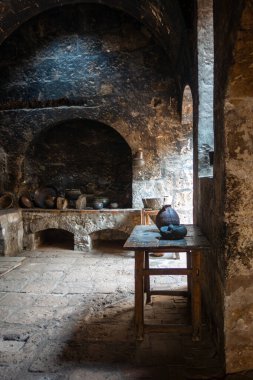 Arequipa 'daki Santa Catalina Manastırı' nın eski mutfaklarında yüzyıllar öncesinden kalma taş fırınlar ve geleneksel yemek aletleri var.