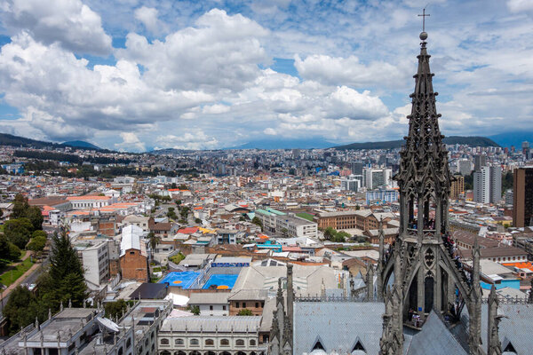 Потрясающий вид из Национального обета (Fellica del Voto Nacional) в эквадорском городе Кито, демонстрирующий готическую архитектуру и город внизу
