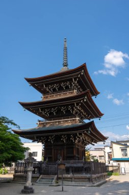Takayama 'daki Hida Kokubun-ji Tapınağı' nda, güzel korunmuş ve mavi gökyüzüne karşı çerçevelenmiş üç katlı tarihi ahşap bir tapınak.