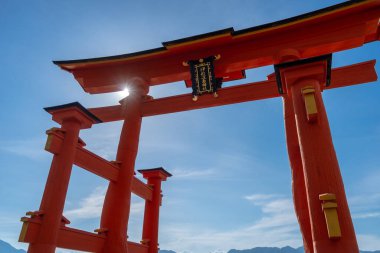 Itsukushima-jinja türbesinin ünlü yüzen torii kapısı Japonya 'nın Hiroşima yakınlarındaki Miyajima Adası yakınlarında denizdedir. Yakın çekim görünümü