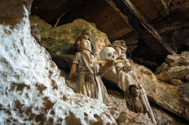 Tahta Tau Tau heykelleri, Endonezya 'nın Sulawesi bölgesindeki Lemo Toraja bölgesindeki bir kireçtaşı mağarasında kutsal bir şekilde duruyor.