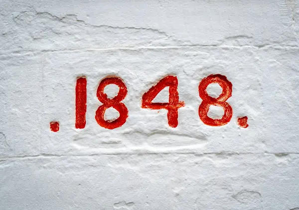 1848 tarihli ve kırmızıya boyanmış gravür, Avustralya 'daki Büyük Okyanus Yolu boyunca uzanan ikonik deniz feneri Cape Otway Lightstation' ın inşaat tarihini gösteriyor.