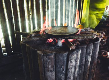 Ekvador 'un Cuyabeno Reserve kentindeki geleneksel Siona köyünde bir kasava (yuca) keki pişiriliyor.