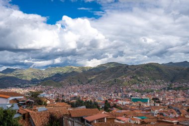 Peru 'nun Cusco kenti, yüksek And Dağları ile çevrili bir vadiye kurulmuş terracotta çatıları, sömürge mimarisi ve tarihi kiliselerle kaplıdır.