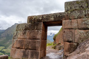 İnka arkeolojik bölgesi olan Pisac, puslu And tepeleriyle çevrili yemyeşil bir vadinin üzerinde yer alıyor. Taş teraslar ve antik duvarlar doğal manzarayla harmanlanarak Peru 'nun zengin tarihine ve nefes kesici manzarasına bir bakış sunuyor.