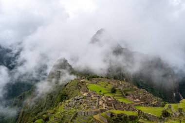 Peru 'daki ünlü İnka kalesi Machu Picchu, sis kaplı dağların arasında yer alıyor. Sitede İnka mühendisliği ve kültürünün sergilendiği teraslar, tapınaklar ve taş yapılar yer alıyor.