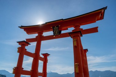 Itsukushima-jinja türbesinin ünlü yüzen torii kapısı Japonya 'nın Hiroşima yakınlarındaki Miyajima Adası yakınlarında denizdedir. Yakın çekim görünümü