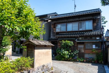 Nagamachi Bölgesi, Kanazawa, Japonya 'nın tarihi samuray mahallesinde toprak duvarlarla kaplı huzurlu bir cadde.