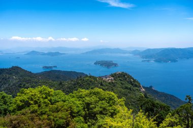 Miyajima Adası 'ndaki Misen Dağı' nın tepesinden Seto İç Denizi ve Hiroşima Körfezi üzerinde nefes kesici bir manzara uzanır. Japonya