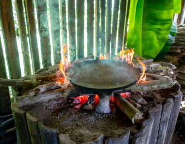 Ekvador 'un Cuyabeno Reserve kentindeki geleneksel Siona köyünde bir kasava (yuca) keki pişiriliyor.