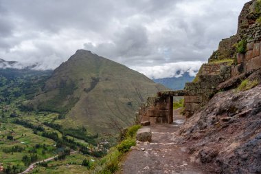 İnka arkeolojik bölgesi olan Pisac, puslu And tepeleriyle çevrili yemyeşil bir vadinin üzerinde yer alıyor. Taş teraslar ve antik duvarlar doğal manzarayla harmanlanarak Peru 'nun zengin tarihine ve nefes kesici manzarasına bir bakış sunuyor.