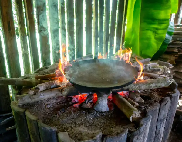 Ekvador 'un Cuyabeno Reserve kentindeki geleneksel Siona köyünde bir kasava (yuca) keki pişiriliyor.