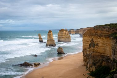 12 Havari, Büyük Okyanus Yolu boyunca ikonik kireç taşı yığınları, engebeli uçurumlar ve altın kumsallarla çevrili okyanustan dramatik bir şekilde yükselir.
