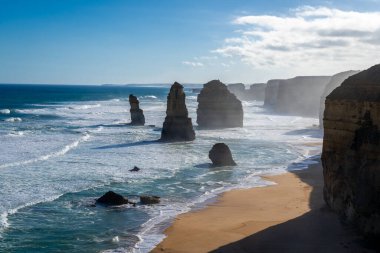12 Havarinin görkemli kireçtaşı yığınları okyanustan Büyük Okyanus Yolu boyunca yükseliyor, Victoria, Avustralya, nefes kesici bir kıyı manzarası yaratıyor.