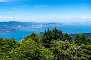 Miyajima Adası 'ndaki Misen Dağı' nın tepesinde Seto İç Denizi 'nin ve Hiroşima şehrinin mavi genişliğini gözler önüne serer. Japonya