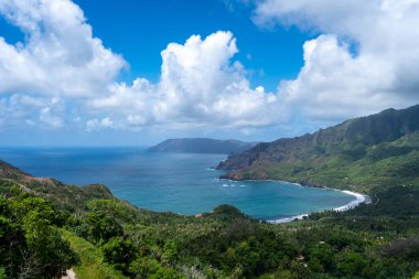 Hiva Oa, Marquesas Adaları, Fransız Polinezyası 'ndaki Puamau kıyısında sarp kayalıklar, yemyeşil tepeler ve Pasifik Okyanusu' nda turkuaz suyu bulunan tenha bir koy bulunur.