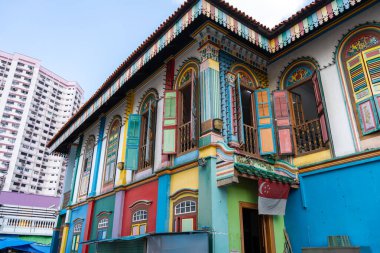 Küçük Hindistan, Singapur 'daki Tan Teng Niah Hanesi, berrak bir tropikal gökyüzü altında, canlı, renkli yüzüyle göze çarpar.
