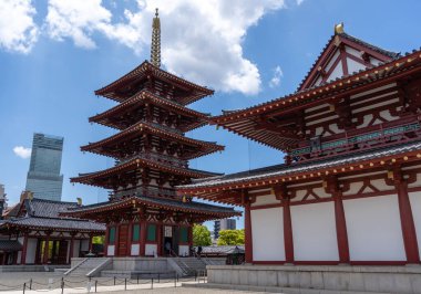 Osaka 'daki Shitenno-ji Tapınağı' nın görkemli ana kapısı ve tapınağı dingin ruhsal varlıkla tarihi mimariyi harmanlayan canlı bir gökyüzünün altında duruyor.