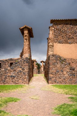 Raqchi arkeolojik alanında, kerpiç ve taştan inşa edilmiş etkileyici bir İnka yapısı olan Wiracocha Tapınağı 'nın kalıntıları yer almaktadır. Peru
