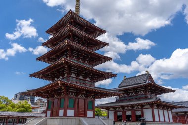 Osaka 'daki Shitenno-ji Tapınağı' nın görkemli ana kapısı ve tapınağı dingin ruhsal varlıkla tarihi mimariyi harmanlayan canlı bir gökyüzünün altında duruyor.