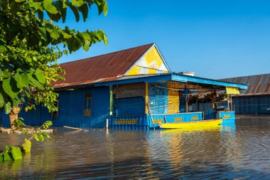 Parlak boyalı Bugis balıkçılarının evleri, Endonezya 'nın Sulawesi kentindeki geleneksel mimari ve günlük yaşamı yansıtan Tempe Gölü' nde huzur içinde yüzüyor.