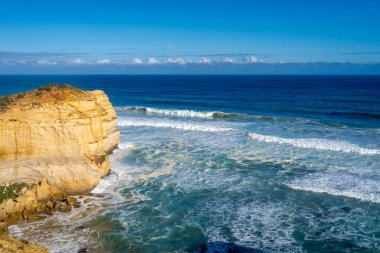 12 Havarinin görkemli kireçtaşı yığınları okyanustan Büyük Okyanus Yolu boyunca yükseliyor, Victoria, Avustralya, nefes kesici bir kıyı manzarası yaratıyor.