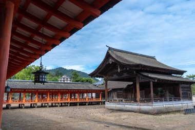 Geleneksel Itsukushima tapınağı ahşap binaları, Japonya 'daki Miyajima Adası' nda suyun üzerine inşa edilmiş tarihi bir Shinto kompleksi.