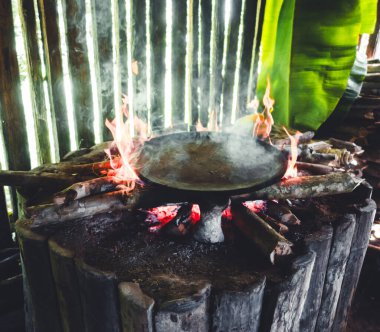 Ekvador 'un Cuyabeno Reserve kentindeki geleneksel Siona köyünde bir kasava (yuca) keki pişiriliyor.