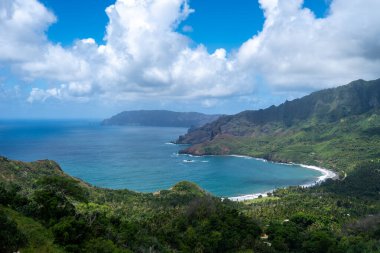 Hiva Oa, Marquesas Adaları, Fransız Polinezyası 'ndaki Puamau kıyısında sarp kayalıklar, yemyeşil tepeler ve Pasifik Okyanusu' nda turkuaz suyu bulunan tenha bir koy bulunur.
