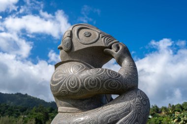 Atuona Körfezi, Hiva Oa, Marquesas Adaları, Fransız Polinezyası 'nda bulunan karmaşık oymaları olan modern bir taş tiki heykeli. Polinezya kültürünün ve mirasının bir sembolü.