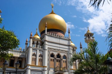 Singapur 'daki Sultan Camii, altın kubbesi ve zarif minaresi ile tarihi Kampong Glam bölgesinde görkemli bir şekilde duruyor.