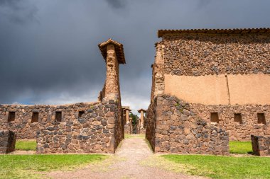 Raqchi arkeolojik alanında, kerpiç ve taştan inşa edilmiş etkileyici bir İnka yapısı olan Wiracocha Tapınağı 'nın kalıntıları yer almaktadır. Peru