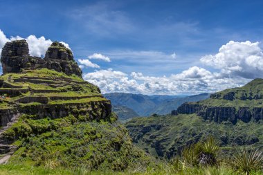 Peru 'daki Waqrapukara arkeolojik sahasında engebeli bir dağ zirvesinde, Andean manzarasının çarpıcı manzaralarını sunan teraslı taş kalıntıları yer almaktadır.