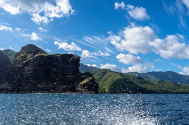 Okyanus üzerindeki yeşil uçurumlar, Taiohae ve Hakaui, Nuku Hiva, Marquesas Adaları ve Fransız Polinezyası arasındaki engebeli kıyı şeridi boyunca yükselir.