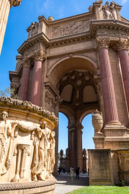 San Francisco 'daki Güzel Sanatlar Sarayı, klasik sütunları olan bir mimari başyapıt, yemyeşil ile çevrilidir.