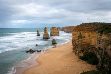 12 Havari, Büyük Okyanus Yolu boyunca ikonik kireç taşı yığınları, engebeli uçurumlar ve altın kumsallarla çevrili okyanustan dramatik bir şekilde yükselir.