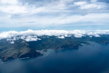 Marquesas 'ın en büyük adası olan Nuku Hiva, engebeli yeşil dağlar, dramatik uçurumlar ve kısmen Pasifik Okyanusu üzerinde sisli bulutlarla kaplı uzak bir kıyı şeridine sahiptir. Fransız Polinezyası