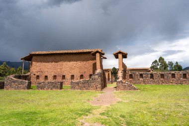 Raqchi arkeolojik alanında, kerpiç ve taştan inşa edilmiş etkileyici bir İnka yapısı olan Wiracocha Tapınağı 'nın kalıntıları yer almaktadır. Peru