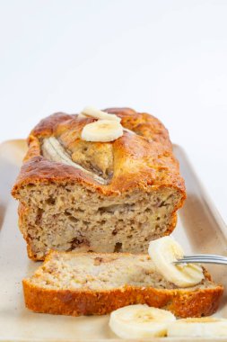 Servis tabağında dilimleri olan muzlu ekmek.