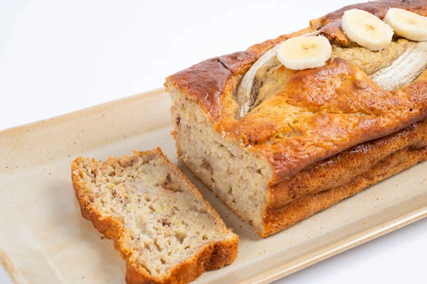 Servis tabağında dilimleri olan muzlu ekmek.