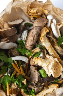 Taze mantar karışımı, pişirilecek.