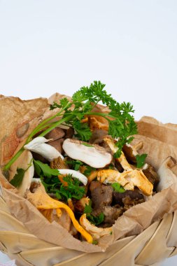 Bir sepet taze karışık mantar.