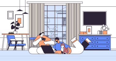 Kredi kartı kullanan çift, online alışveriş konseptini kullanıyor. Erkek kadın, oturma odasının iç tarafındaki yatay vektör çizimlerini sipariş ediyor.