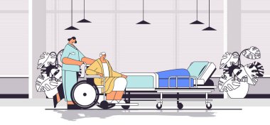 Tekerlekli sandalye hizmetleri konsepti kliniği koğuşunu destekleyen yaşlı engelli hasta hemşireyle ilgilenen yardımcı. İç yatay vektör çizimi