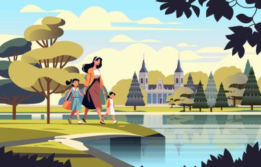 Anne ve küçük çocuklar şehir parkında birlikte yürüyorlar. Kadın çocuklarla dışarıda vakit geçiriyor. Mutlu aile kavramı.